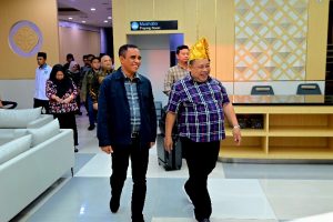Wakil Gubernur Sulawesi Tengah, dr. Reny A. Lamadjido, Sp.PK., M.Kes., menyambut langsung kedatangan rombongan Badan Pemeriksa Keuangan Republik Indonesia (BPK RI) di Bandara Internasional Mutiara SIS Al-Jufri Palu, Minggu (28/6/2026).