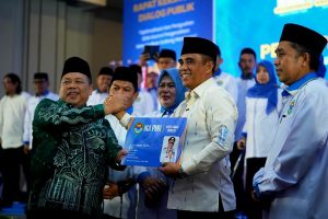 Gubernur Sulawesi Tengah, Anwar Hafid menerima penyematan seragam sebagai Anggota Kehormatan Ikatan Alumni Pergerakan Mahasiswa Islam Indonesia (IKA PMII) oleh Ketua Umum PB IKA PMII, Fathan Subchi, dalam rangkaian Pelantikan Pengurus Wilayah IKA PMII Sulawesi Tengah, Rapat Kerja, dan Dialog Publik di Grand Sya Hotel Palu, Minggu (28/6/2026).