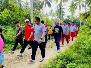 Kapolres Parigi Moutong AKBP Dr. Hendrawan A.N., S.I.K., M.H. didampingi Ketua Bhayangkari Cabang Parigi Moutong Ny. Bibit Hendrawan bersama Forkopimda melepas peserta jalan santai dalam rangka Hari Bhayangkara ke-80 Tahun 2026 di Mapolres Parigi Moutong. (Foto: Humas Polres Parigi Moutong)