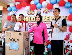 Kapolres Parigi Moutong AKBP Dr. Hendrawan Aguatian Nugraha, S.I.K., M.H., didampingi Ketua Bhayangkari Cabang Parigi Moutong, Ny. Bibit Hendrawan Aguatian Nugraha, menyerahkan hadiah utama doorprize berupa satu unit lemari es kepada pemenang dalam rangka peringatan Hari Bhayangkara ke-80 Tahun 2026. Kegiatan ini menjadi wujud apresiasi Polri kepada masyarakat sekaligus memperkuat sinergi sesuai tema "Polri untuk Masyarakat".