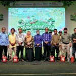 Gubernur Sulawesi Tengah, Dr. H. Anwar Hafid, M.Si., didampingi Ketua TP-PKK Sulawesi Tengah Sry Nirwanti Bahasoan dan Wakil Gubernur dr. Reny A. Lamadjido, Sp.PK., M.Kes., secara resmi menutup Environmental Fest 2026 dalam rangka Hari Lingkungan Hidup Sedunia di Halaman Gedung Pogombo, Kantor Gubernur Sulawesi Tengah, Minggu (28/6/2026).