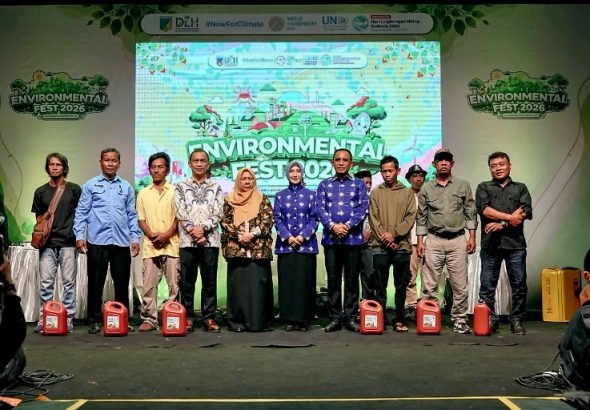 Gubernur Sulawesi Tengah, Dr. H. Anwar Hafid, M.Si., didampingi Ketua TP-PKK Sulawesi Tengah Sry Nirwanti Bahasoan dan Wakil Gubernur dr. Reny A. Lamadjido, Sp.PK., M.Kes., secara resmi menutup Environmental Fest 2026 dalam rangka Hari Lingkungan Hidup Sedunia di Halaman Gedung Pogombo, Kantor Gubernur Sulawesi Tengah, Minggu (28/6/2026).