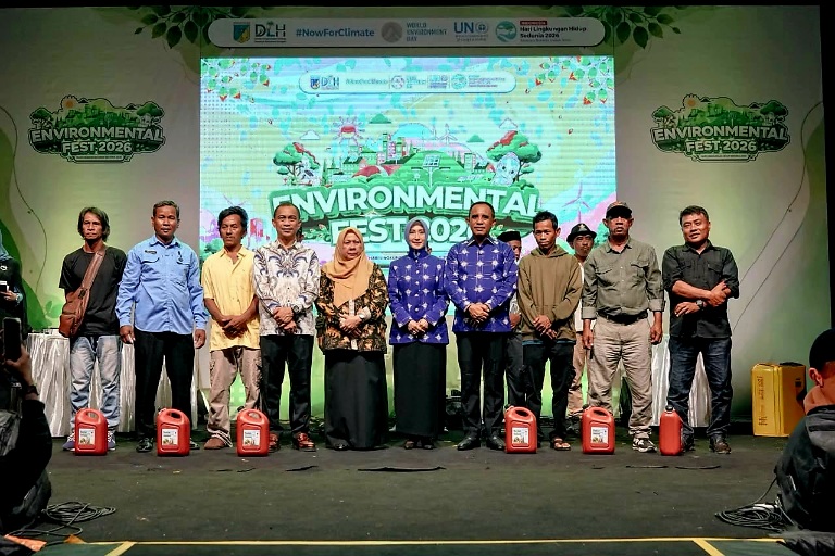 Gubernur Sulawesi Tengah, Dr. H. Anwar Hafid, M.Si., didampingi Ketua TP-PKK Sulawesi Tengah Sry Nirwanti Bahasoan dan Wakil Gubernur dr. Reny A. Lamadjido, Sp.PK., M.Kes., secara resmi menutup Environmental Fest 2026 dalam rangka Hari Lingkungan Hidup Sedunia di Halaman Gedung Pogombo, Kantor Gubernur Sulawesi Tengah, Minggu (28/6/2026).