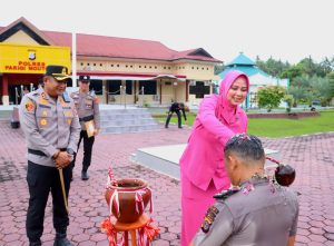Kapolres Parigi Moutong AKBP Dr. Hendrawan A. N., S.I.K., M.H., didampingi Ketua Bhayangkari Cabang Parigi Moutong memimpin Upacara Korps Raport Kenaikan Pangkat 80 personel Polres Parigi Moutong periode 1 Juli 2026 di Lapangan Apel Mako Polres Parigi Moutong, Selasa (30/6/2026). Kenaikan pangkat menjadi bentuk penghargaan atas dedikasi, loyalitas, dan pengabdian personel kepada institusi Polri.