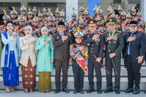 Gubernur Sulawesi Tengah, Anwar Hafid bertindak sebagai Inspektur Upacara pada peringatan HUT Bhayangkara ke-80 Tahun 2026 di halaman Kantor Gubernur Sulawesi Tengah, Palu, Rabu (1/7/2026), sekaligus membacakan amanat Presiden Republik Indonesia yang menegaskan komitmen "Polri untuk Masyarakat".