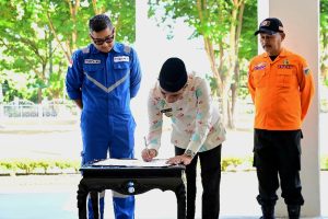Gubernur Sulawesi Tengah, Anwar Hafid, secara resmi menandatangani Berita Acara Serah Terima bantuan kemanusiaan dari PT Donggi Senoro LNG bagi masyarakat terdampak gempa bumi di Halaman Kantor Gubernur Sulawesi Tengah, Kamis (2/7/2026).