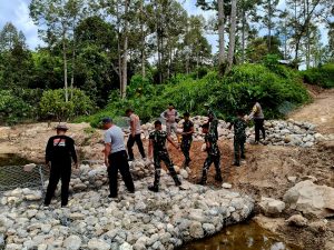 Semangat gotong royong dan kolaborasi lintas instansi kembali membuktikan hasil nyata dalam percepatan pemulihan pascabencana banjir di Kabupaten Parigi Moutong. Setelah bekerja selama tiga hari tanpa henti, personel TNI, Polri, Badan Penanggulangan Bencana Daerah (BPBD), bersama Pemerintah Desa Lobu Mandiri