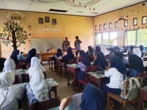 Komitmen Polri dalam menciptakan generasi muda yang berkarakter, berintegritas, dan bebas dari pengaruh narkoba terus diwujudkan melalui langkah preventif di lingkungan pendidikan. Momentum Masa Pengenalan Lingkungan Sekolah (MPLS) dimanfaatkan Polsubsektor Parigi Utara 