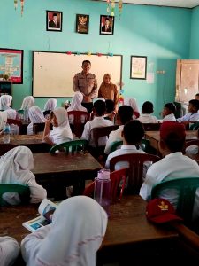 Komitmen Polri dalam membangun karakter generasi muda yang disiplin, berintegritas, dan taat hukum terus diwujudkan melalui berbagai program edukatif. Salah satunya dilakukan Polsubsektor Mepanga dengan menyambangi lingkungan sekolah untuk menanamkan nilai-nilai kebangsaan dan kesadaran hukum sejak usia dini.