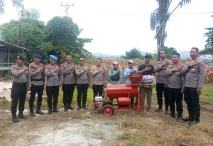 Komitmen Polri dalam mendukung program ketahanan pangan nasional kembali diwujudkan melalui aksi nyata. Kapolres Parigi Moutong, AKBP Dr. Hendrawan A.N., S.I.K., M.H., memimpin kegiatan panen jagung sekaligus menyerahkan bantuan alat dan mesin pertanian (alsintan) kepada Kelompok Tani Bajaka Jaya di lokasi perkebunan jagung, Jalan Jalur Dua, Kelurahan Kampal, Kecamatan Parigi, Kabupaten Parigi Moutong, Selasa (21/7/2026) pukul 09.00 Wita.