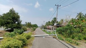 Personel Polsek Kasimbar Polres Parigi Moutong bergerak cepat melakukan pengamanan dan penanganan awal menyusul robohnya 11 tiang listrik akibat meningkatnya debit air irigasi di Dusun Ogoteng, Desa Kasimbar Palapi, Kecamatan Kasimbar, Kabupaten Parigi Moutong, Minggu (2/8/2026) sekitar pukul 07.00 WITA.