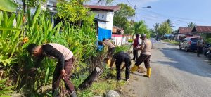 Komitmen menjaga kebersihan lingkungan sekaligus mencegah potensi banjir terus diperkuat jajaran Polsek Parigi Polres Parigi Moutong